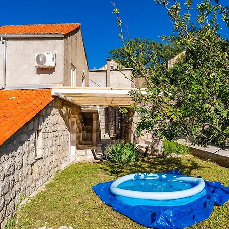 One Bedroom Ranch House Apartament