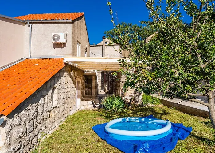 One Bedroom Ranch House Apartament