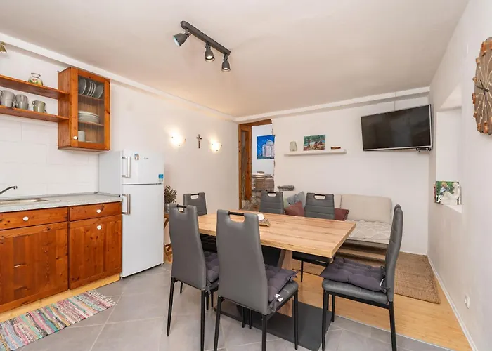 One Bedroom Ranch House Apartament *