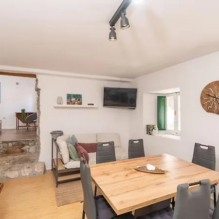 One Bedroom Ranch House Lägenhet