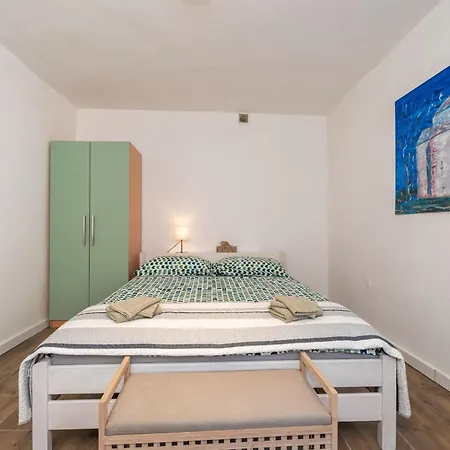 One Bedroom Ranch House Апартаменты