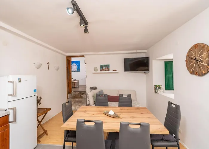 아파트 One Bedroom Ranch House *